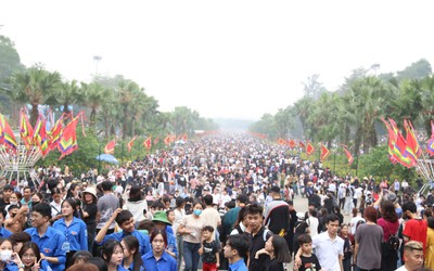 Biển người đổ về Đền Hùng trước ngày Giỗ Tổ Hùng Vương