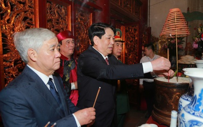 Chủ tịch nước Lương Cường dâng hương kính lễ các Vua Hùng