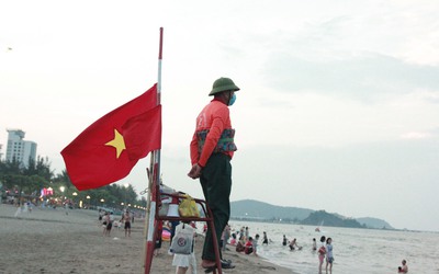 Chuyện của những người âm thầm bảo vệ an toàn cho du khách trong kỳ nghỉ lễ