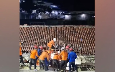 Tường bể bơi bất ngờ đổ sập khiến 4 học sinh tử vong