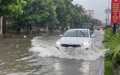 Mưa lớn, nhiều tuyến đường ở Tp.Đồng Hới lại ngập trong nước