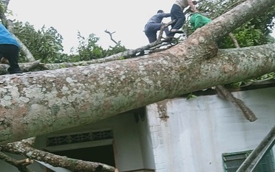 Hà Tĩnh: Giông lốc làm sập mái hàng chục ngôi nhà