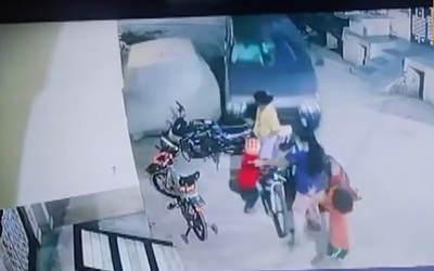 Ô tô mất lái đâm trúng 5 người trên đường rồi bỏ chạy