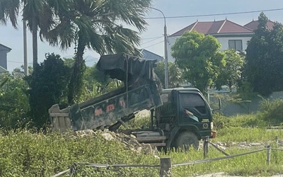 Hà Tĩnh: Cảnh báo tình trạng đổ trộm rác thải xây dựng vào khu dân cư