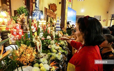 Hàng nghìn người dân đổ về chùa Quán Sứ mừng Phật đản