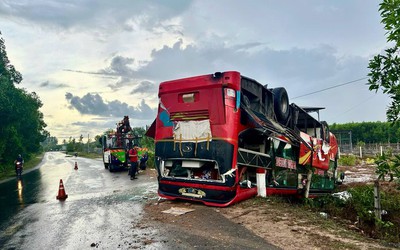 Xe khách chở 24 người lật ngửa trên Quốc lộ 55