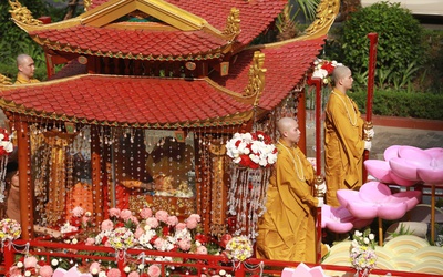 Cận cảnh Xá lợi Phật được cung rước về chùa Quán Sứ, Hà Nội