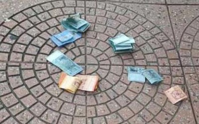 Đi vứt rác, người đàn ông sốc nặng khi phát hiện tiền mặt rơi rải rác khắp đường