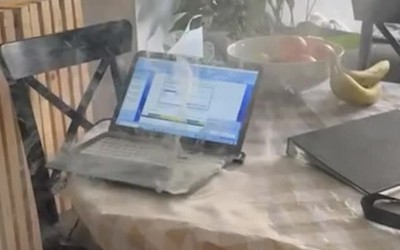 Kinh hoàng laptop tự bốc cháy tại nhà