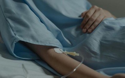 Người phụ nữ tử vong sau khi bị truyền nước muối hết hạn