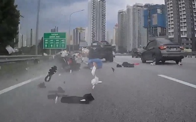Ô tô đâm văng 2 người đi xe máy rồi bỏ chạy khỏi hiện trường