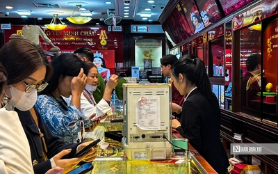 Giá vàng hạ nhiệt, người dân chen chân mua vào