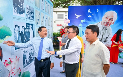 Báo Nhân Dân khai mạc triển lãm và ra mắt ấn phẩm đặc biệt kỷ niệm 135 năm Ngày sinh Chủ tịch Hồ Chí Minh