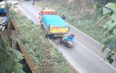 Xe tải đột ngột lùi lại phía sau, suýt cán trúng người phụ nữ