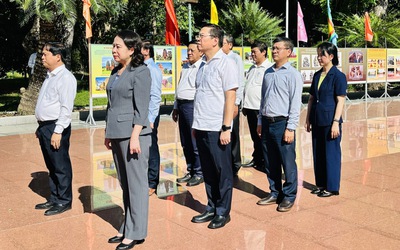 Phó Chủ tịch nước Võ Thị Ánh Xuân dâng hoa, dâng hương tại khu tưởng niệm cụ Nguyễn Sinh Sắc