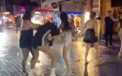6 người phụ nữ túm tóc, lao vào đánh nhau dữ dội ngay giữa phố