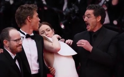 Nữ diễn viên gặp "kẻ tấn công" bất ngờ trên thảm đỏ Cannes, dàn sao nam ra tay "giải cứu"
