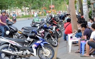 Đỗ xe máy dưới lòng đường bị phạt bao nhiêu?