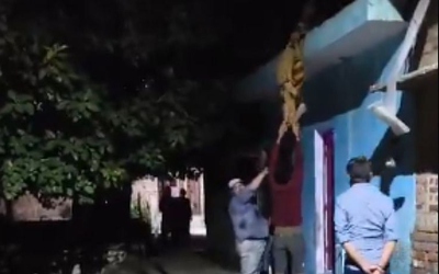Người phụ nữ la hét cầu cứu khi bị chồng treo ngược trên mái nhà