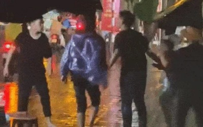 Nam shipper bị nhóm thanh niên hành hung trên phố Hà Nội