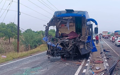 Ba xe va chạm liên hoàn trên cao tốc, 18 người thương vong