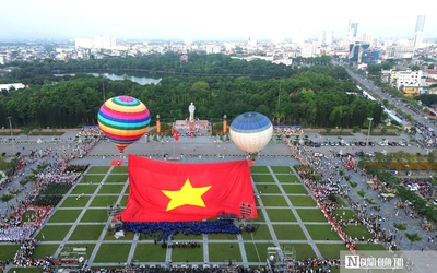Đại kỳ Tổ quốc rộng 2025m² tung bay trên quảng trường Hồ Chí Minh