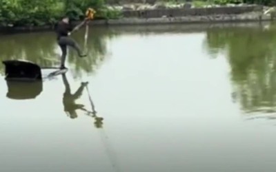 Người đàn ông mắc kẹt trên nóc ô tô bị chìm được cứu sống một cách hài hước