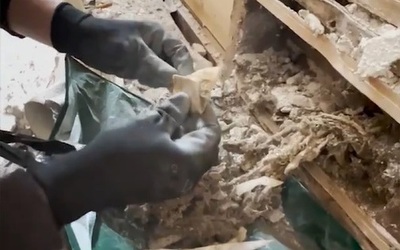 Kinh hãi phát hiện xương, răng người trong tường khi sửa nhà