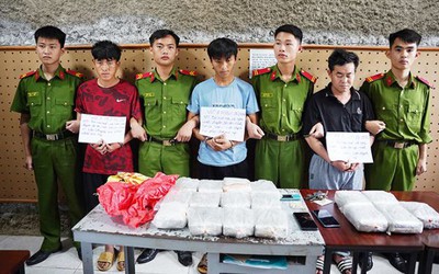 Bắt quả tang 3 đối tượng vận chuyển 50 bánh hồng phiến