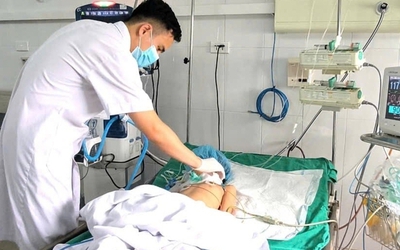 Bé gái nguy kịch vì một vết thương nhỏ ở chân