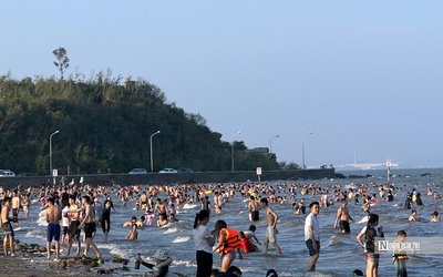 Du khách ùn ùn đổ về Đồ Sơn, ùn tắc hơn 10km