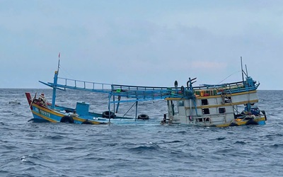 Kịp thời cứu nạn 10 ngư dân gặp nạn ngoài khơi Côn Đảo