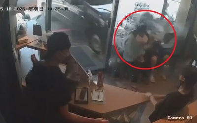 Ô tô mất lái lao vào quán cà phê, đâm văng khách hàng