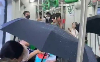 Khách đi tàu Cát Linh - Hà Đông che ô vì "dột", Hanoi Metro nói gì?