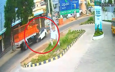 Ô tô mất lái đâm trực diện xe tải, 3 sinh viên tử vong tại chỗ