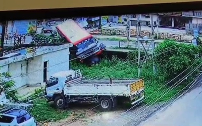 Xe buýt mất lái đâm trúng 2 xe máy khiến 4 người thương vong