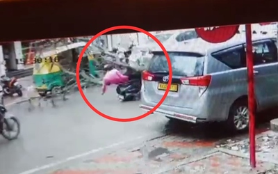 Cây xanh bật gốc đè trúng xe máy khiến người đàn ông tử vong