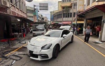 Nghi vợ ngoại tình, người đàn ông lao Porsche vào loạt cửa hàng