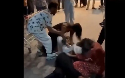 Nhóm cô gái túm tóc, đánh nhau dữ dội bên ngoài quán rượu