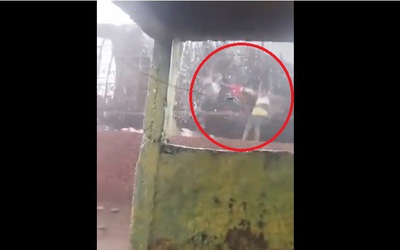 Gió lớn làm tốc mái nhà, 2 đứa trẻ bị thổi bay lên không trung