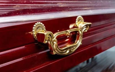 Mở quan tài, cả gia đình sốc nặng khi thấy người lạ nằm bên trong