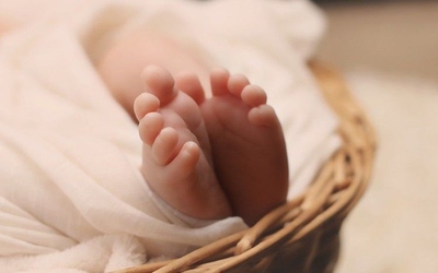 Cha say rượu nằm ngủ đè con gái 28 ngày tuổi tử vong vì ngạt thở