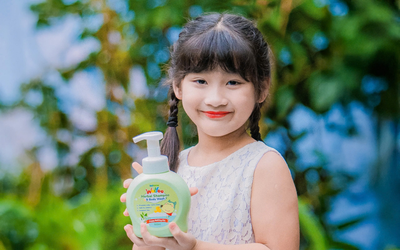 Giải pháp chăm da, chống côn trùng cho bé mùa du lịch