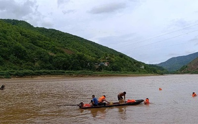 Lao xuống vùng nước sâu cứu em, 2 chị em bị đuối nước thương tâm