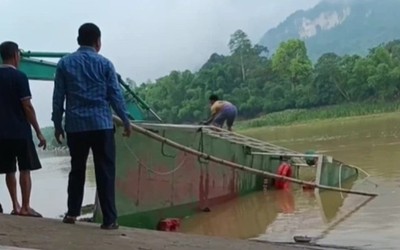 Đò chở 10 học sinh bị lật trên sông Mã