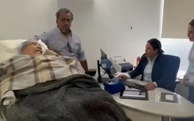 Xôn xao việc cụ bà 96 tuổi phải nằm cáng đến ngân hàng để mở lại tài khoản
