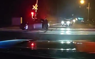 Tài xế say xỉn mắc kẹt trên đường ray thoát chết trong gang tấc nhờ cảnh sát