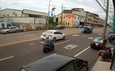Đang đi cùng con trai, cụ bà sốc nặng khi phát hiện cọc tiền lớn trên đường