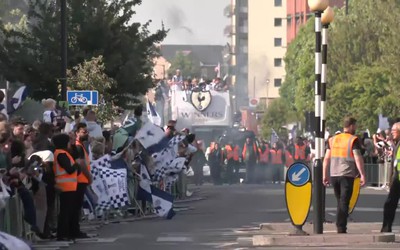 Không khí tưng bừng trong cuộc diễu hành mừng chiến thắng của Tottenham
