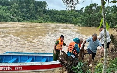 Hà Tĩnh: Bị nước lũ bủa vây, người đàn ông may mắn được cứu